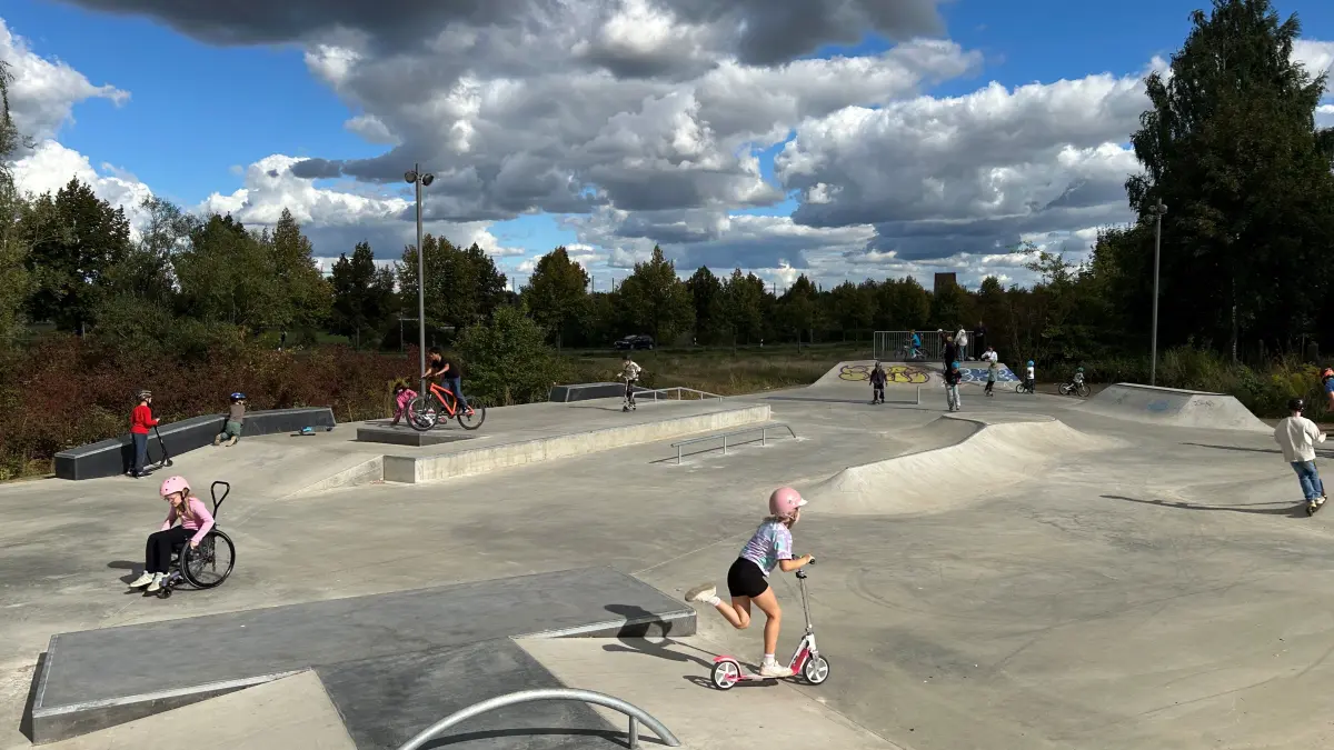 Auf dem Gelände in der Joachimsthaler Straße 33 in Angermünde können Kinder und Jugendliche sich auf allem bewegen, was Rollen hat - ob Roller, BMX-Räder oder Rollstuhl.