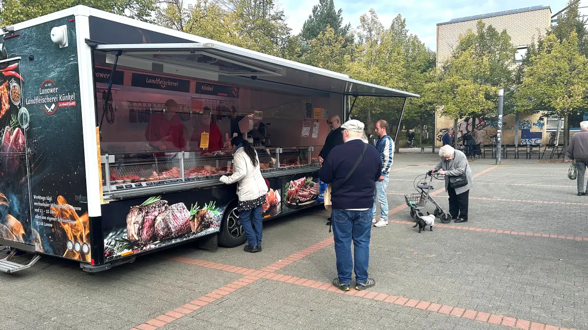 Wochenmarkt im Brandenburgischen Viertel: Auf dem Potsdamer Platz in Eberswalde hat sich vor dem Verkaufswagen der Landfleischerei Künkel aus Lunow eine kleine Schlange gebildet. Hat sich am Einkaufsverhalten der Kunden etwas geändert, seit es im Wohngebiet keinen Nahversorger mehr gibt?