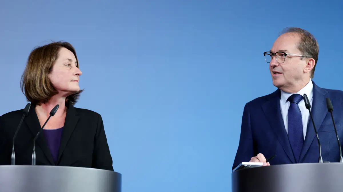 GERMANY-POLITICS-INTERIOR-SOCIAL: German Interior Minister Alexander Dobrindt (R) and State Secretary at the Federal Ministry of Labour and Social Affairs Leonie Gebers address a press conference
on an action plan against social benefit fraud at the Interior Ministry in Berlin on September 23, 2026. (Photo by Odd ANDERSEN / AFP)
