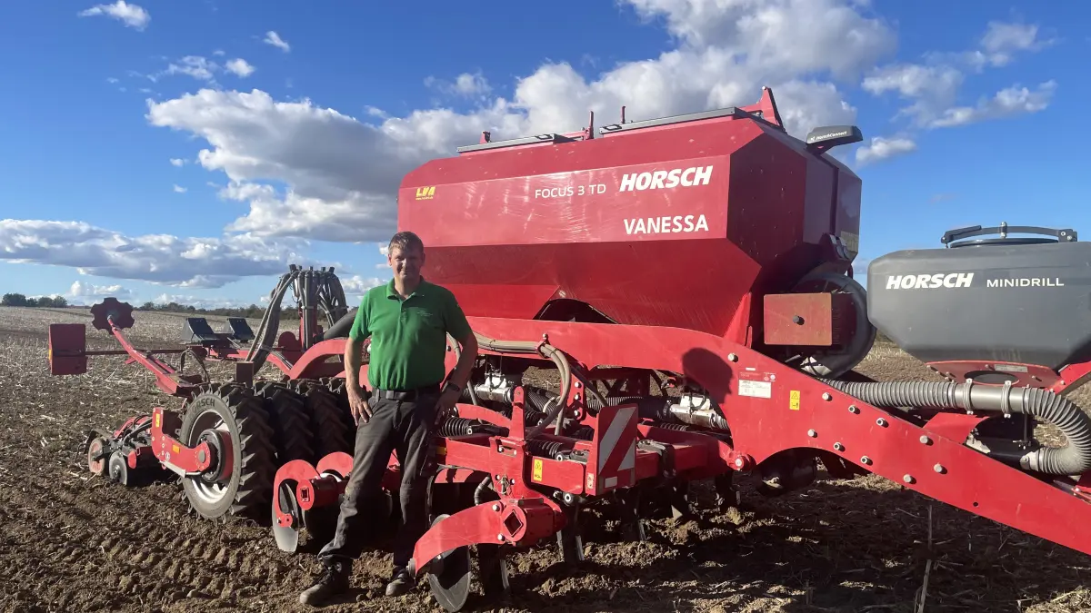 Landwirt Stefan Bernickel aus Gramzow, Uckermark, wurde für seine innovative Ackerbaumethode mit dem „Blauen Kompass“ ausgezeichnet. Die Auszeichnung wird vom Bundesministerium für Umwelt, Klimaschutz, Naturschutz und nukleare Sicherheit(BMUKN) zusammen mit dem Umweltbundesamt (UBA) an herausragende Projekte zur Klimavorsorge und Anpassung an die Folgen des Klimawandels vergeben