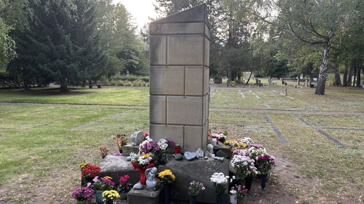 Wie kann der Inselfriedhof in Eisenhüttenstadt attraktiver werden? Die Verwaltung schlägt vor, die anonyme Urnenwiese neu zu gestalten. Vor allem aber soll eine neue Grabart eingeführt werden. Das ist geplant.