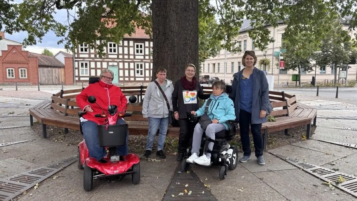 Die Teilnehmenden des zweiten Barrieren-Spaziergangs v.l. Margitta Mechtig, xx Andrea Lulpw, Steffi und Ursula Nehls.