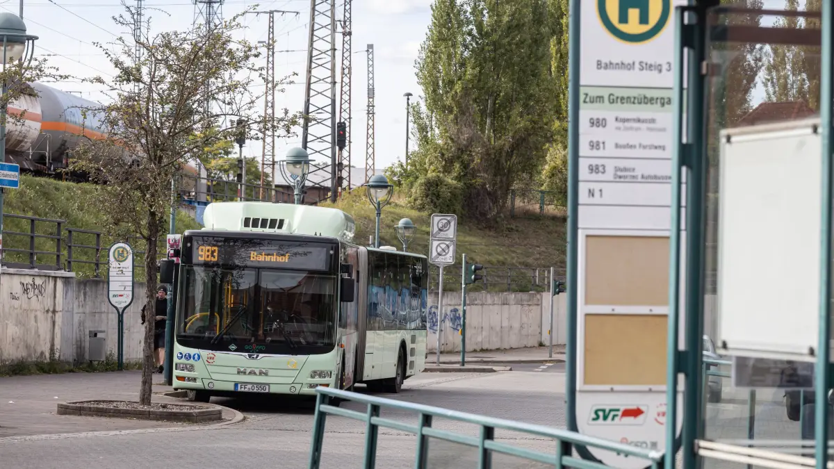Der Bus 983 am Bahnhof