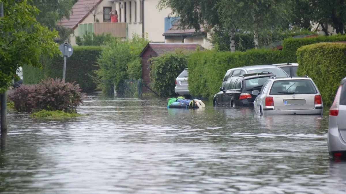 Nach dem Starkregen Ende Juni 2017 standen Teile von Oranienburg tagelang unter Wasser. Damit Städte solchen Wetterextremen künftig besser standhalten, steht Oranienburg wie viele andere Kommunen in Brandenburg vor einer gewaltigen Umbauaufgabe. (Archivbild)