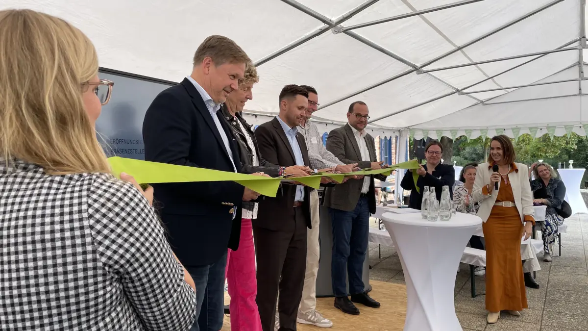 Moderiert von Franziska Schubert (re) zerschneiden Landrat Frank Steffen, Janine Nuyken von der Vidrina, Bürgermeister Robert Czaplinski, Thomas Lehne von der TH Wildau und Staatssekretär Tobias Dünow (von links) das symbolische Band zur Eröffnung der Hochschulpräsenzstelle in Beeskow.