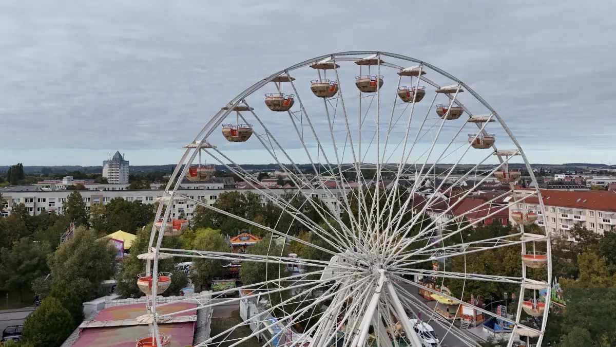 Blick auf das Festgelände für das Schwedter Oktoberfest: Das Riesenrad verspricht Besuchern wieder einen imposanten Ausblick auf die Stadt. Schon aus der Ferne macht es auf die Kirmes aufmerksam.