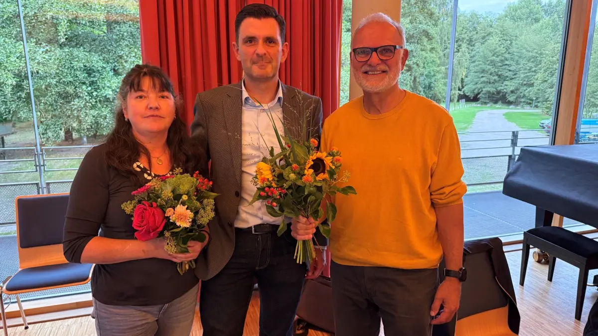Bürgermeisterwahl in Stechlin, Christian Dienst (rechts) gewählt, Kerstin Borret bleibt Stellvertreterin, Amtsdirektor Nico Zehmke gratuliert