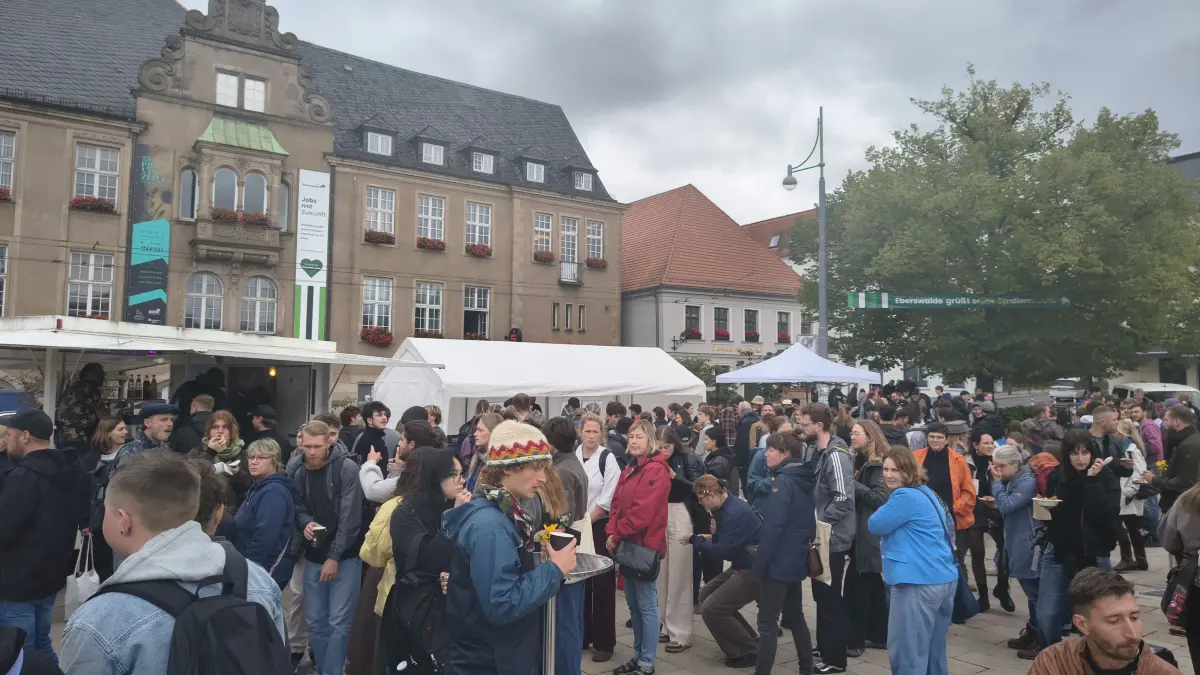 Großer Andrang auf dem Marktplatz beim Empfang für die Erstsemester der HNEE. Auf einem Banner am Rathaus wurde auf die Ausbildungs- und Studienmöglichkeiten in Eberswalde aufmerksam gemacht.