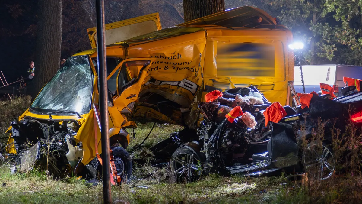 Schwerer Unfall auf der Bundesstraße B158 zwischen Seefeld und Werneuchen: Die Feuerwehr musste drei Menschen aus den Wracks befreien.