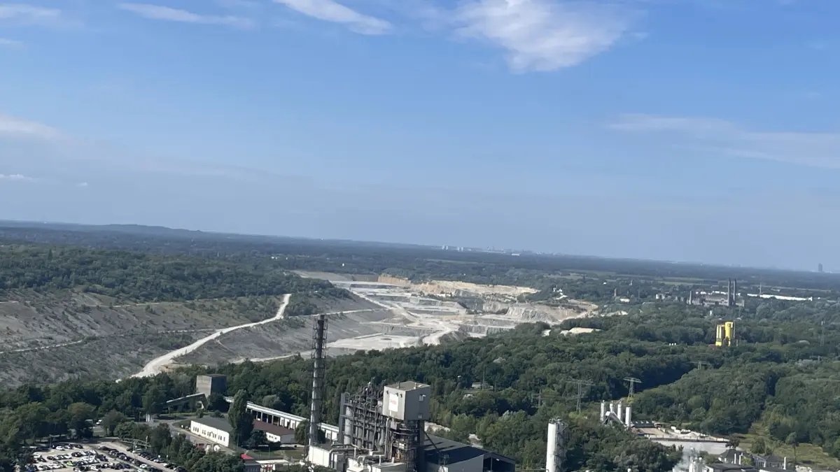 Blick über das Cemex-Werk und den Rüdersdorfer Kalksteintagebau: Damit die Abbauflächen trocken bleiben, werden jährlich rund zwölf Millionen Kubikmeter Wasser gehoben. Künftig will Cemex noch tiefer nach Kalkstein graben.