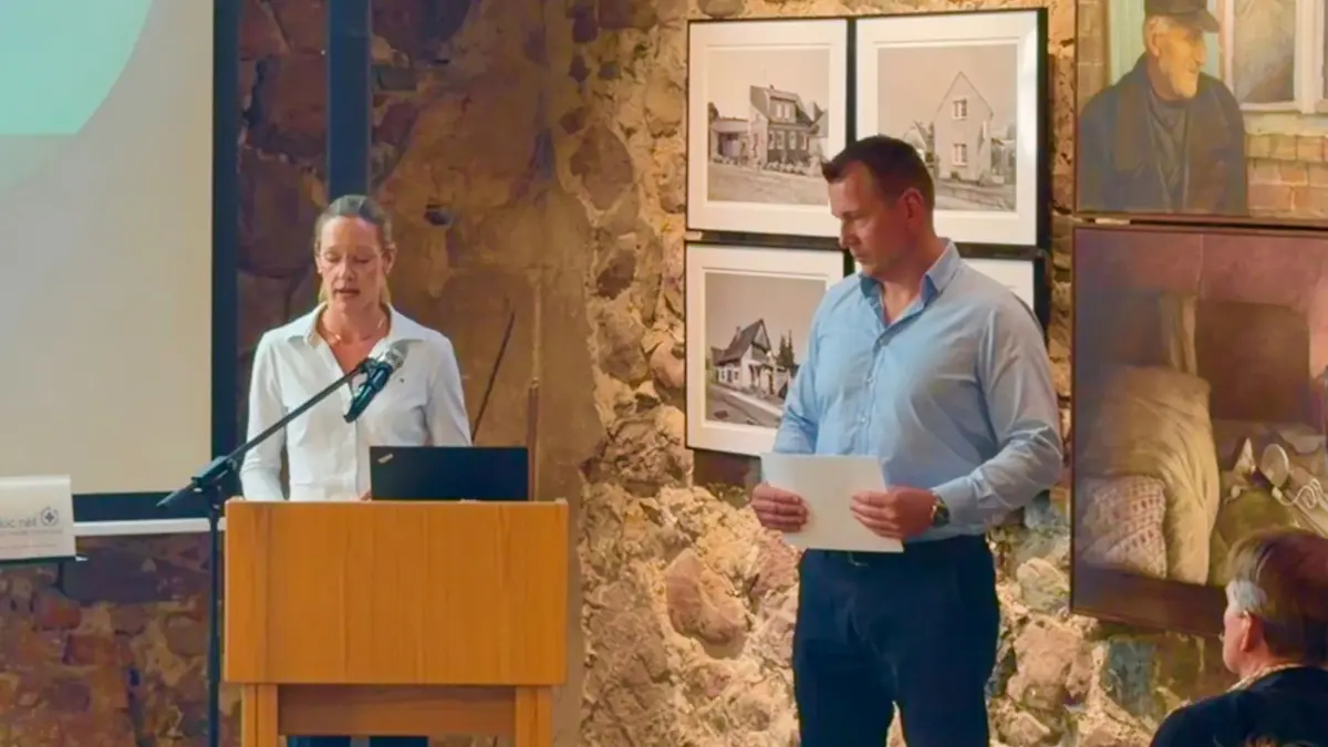 Vicky Paschen und Robert Jung von „neo doc net“ stellen in der Stadtpfarrkirche Müncheberg das neue Ärztenetzwerk für Märkisch-Oderland vor. Es soll die Praxen in der Region stärker vernetzen und im Arbeitsalltag entlasten.