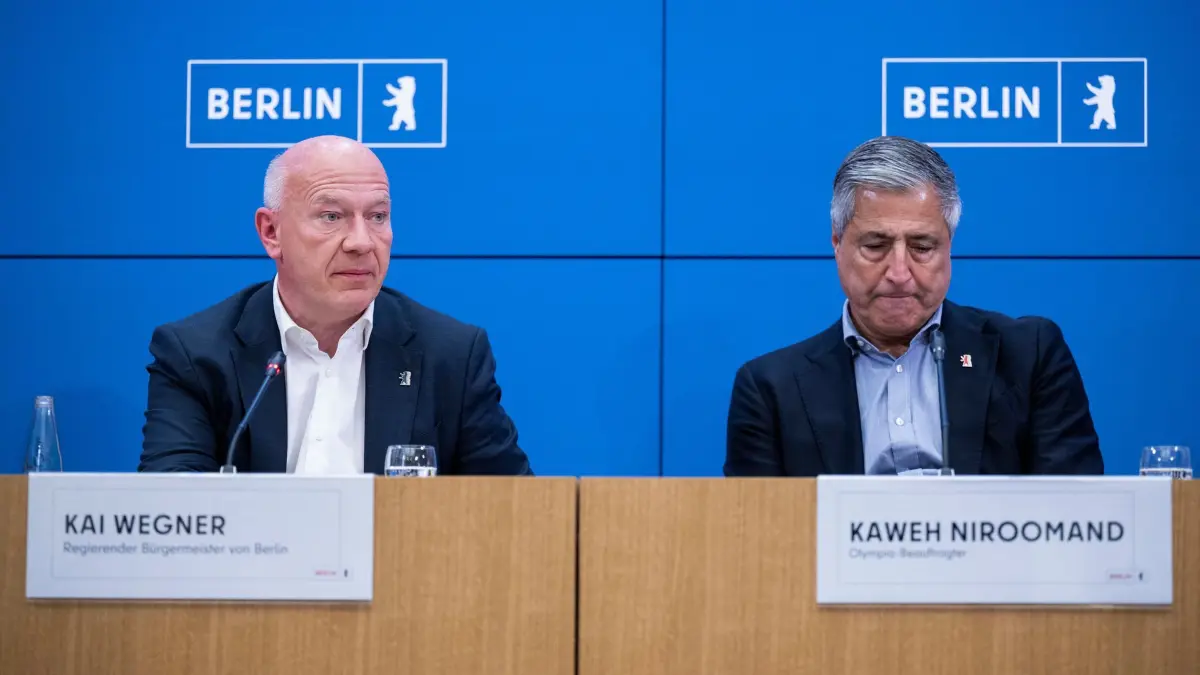 Pk zur Bewerbung Berlins für die Olympischen Spiele: Sportpolitik: Vor dem DOSB-Entscheid über den deutschen Olympia-Bewerber für 2036, 2040 oder 2044, Berlins Regierender Bürgermeister Kai Wegner (l), und der Olympia-Beauftragte Kaweh Niroomand nehmen an einer Pk zur Bewerbung Berlins für die Olympischen und Paralympischen Spiele teil. Berlin hat seine Olympia-Bewerbung zwei Tage vor der Entscheidung über den deutschen Kandidaten zurückgezogen. (zu dpa: «Berliner Olympia-Aus: «Blamage wollen wir uns ersparen»»)