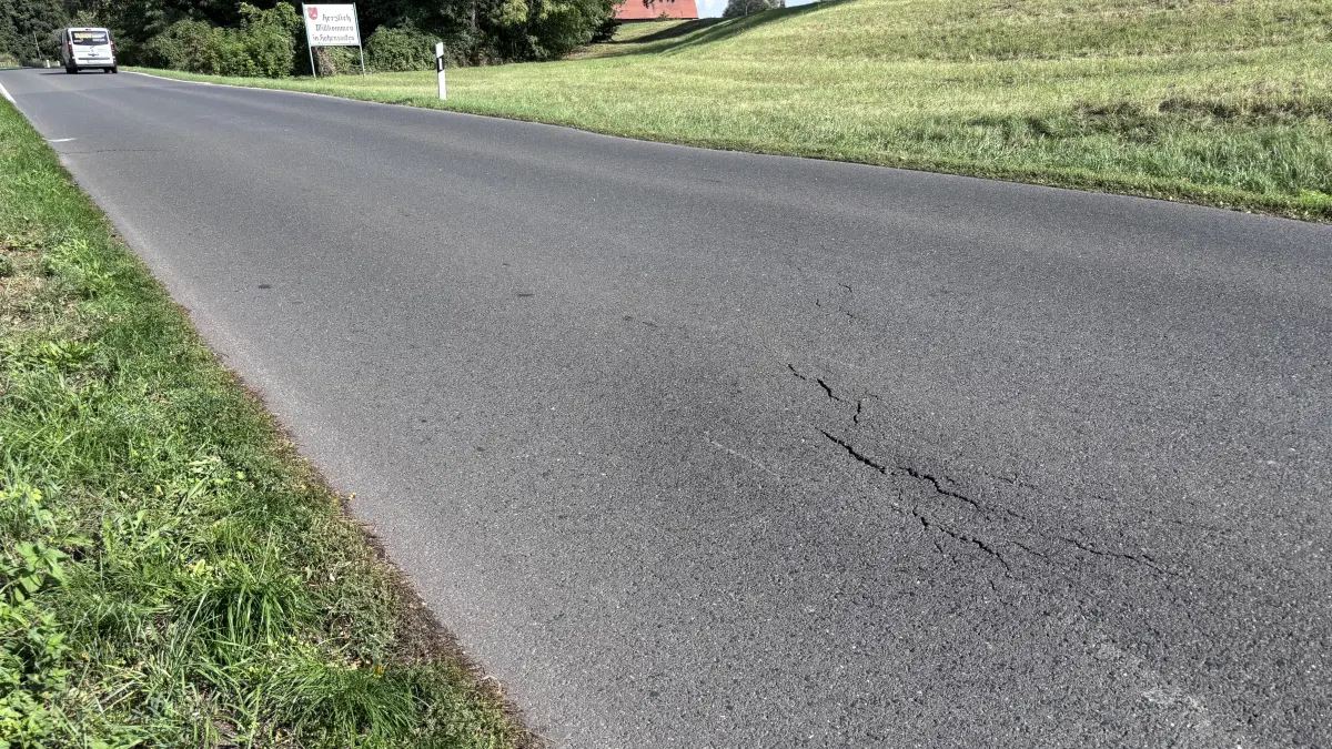 Gefahrenstelle: Schäden am Asphalt machen Autofahrern am Ortseingang von Hohensaaten zu schaffen