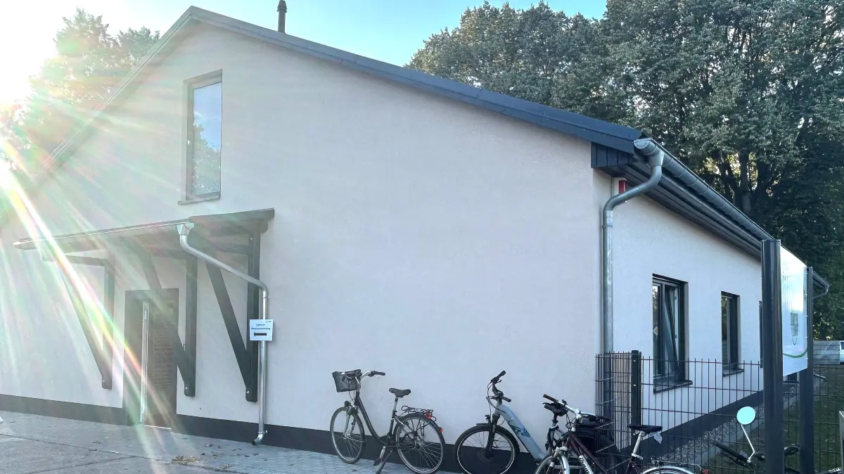 Neuer Treffpunkt in Eberswalde: Das Gemeinschaftshaus auf dem Festplatz am Schwanenteich im Stadtteil Finow ist fertig und wird schon fleißig genutzt. Weshalb steht dann die offizielle Eröffnung noch aus?