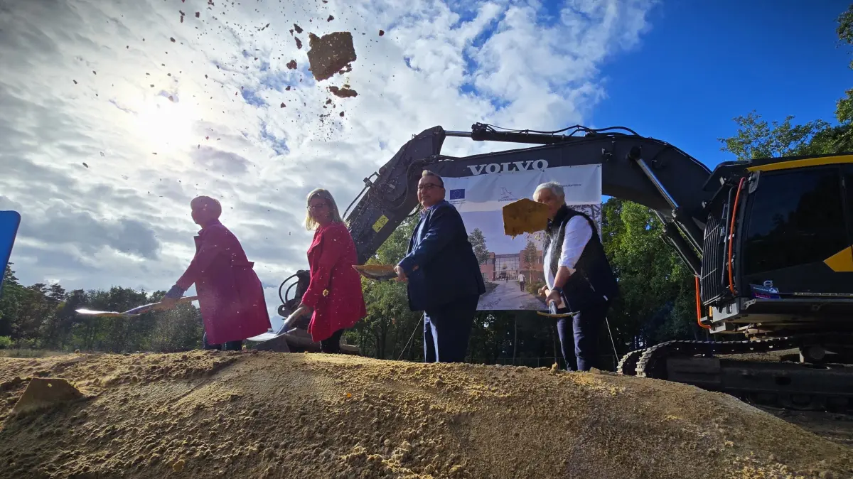 Schaufeln für den Neubau: Corina Reifenstein, Präsidentin der Handwerkskammer Cottbus, Martina Klement (CSU), Brandenburgs Wirtschaftsministerin, Sven Herzberger, Landrat des Landkreises Dahme-Spreewald, und Michaela Wiezorek, Bürgermeisterin der Stadt Königs Wusterhausen, geben den Startschuss.