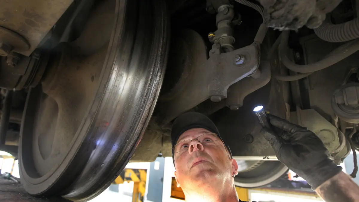 Ein Mitarbeiter von Bombardier kontrolliert in der S-Bahn-Werkstatt in Berlin-Grünau die Achsen und Radscheiben eines S-Bahn-Zuges der Baureihe 481.