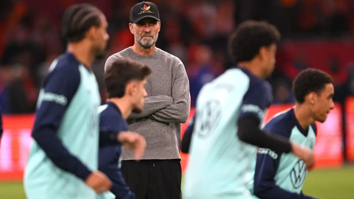 Niederlande - Deutschland: Fußball, Männer: Nations League A, Niederlande - Deutschland, Gruppenphase, Gruppe 2, Spieltag 1, Johan Cruyff ArenA, Bundestrainer Jürgen Klopp (M, Deutschland) beobachtet seine Spieler beim Aufwärmen vor Spielbeginn. (zu dpa: «Klopp klärt auf: Musiala mit «normaler Fußballverletzung»»)