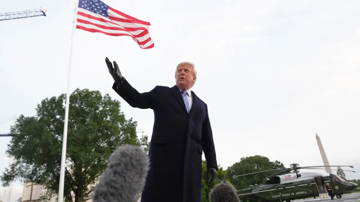 US-Präsident Trump: US-Präsident Donald Trump spricht mit Reportern, als mit der „Marine One“ am Weißen Haus eintrifft, nachdem er Chinas Präsidenten Xi auf der Joint Base Andrews begrüßt hat. (zu dpa: «Pompöser Empfang für Xi in Washington»)