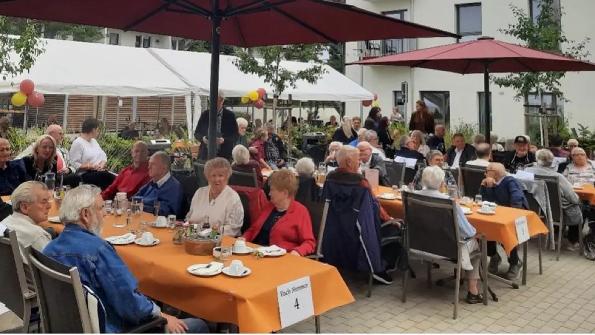 ProCurand-Mitarbeiter Jens Holzapfel begeisterte als Sänger und Moderator mit seinem eigenen Nordend-Song „Mein neues Zuhause“.