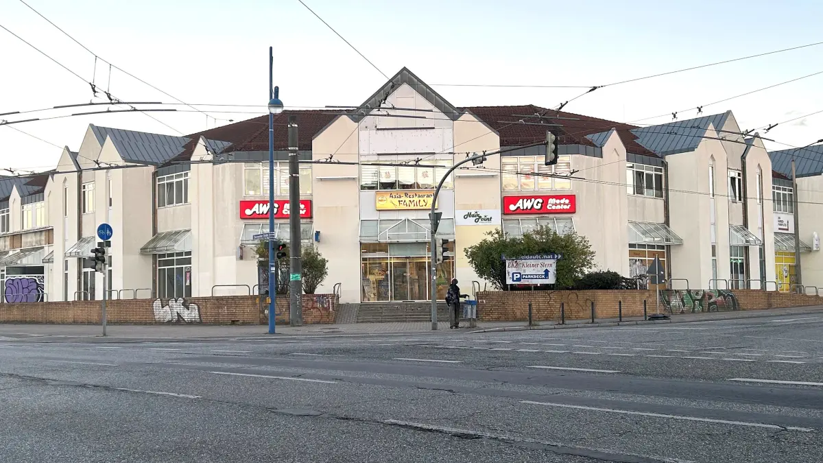 Blick auf das Einkaufszentrum Kleiner Stern: Die größte Einkaufsstätte für den Eberswalder Stadtteil Finow ist deutlich in die Jahre gekommen. Nur noch wenige Gewerbemieter halten durch. Wie geht es dort weiter?