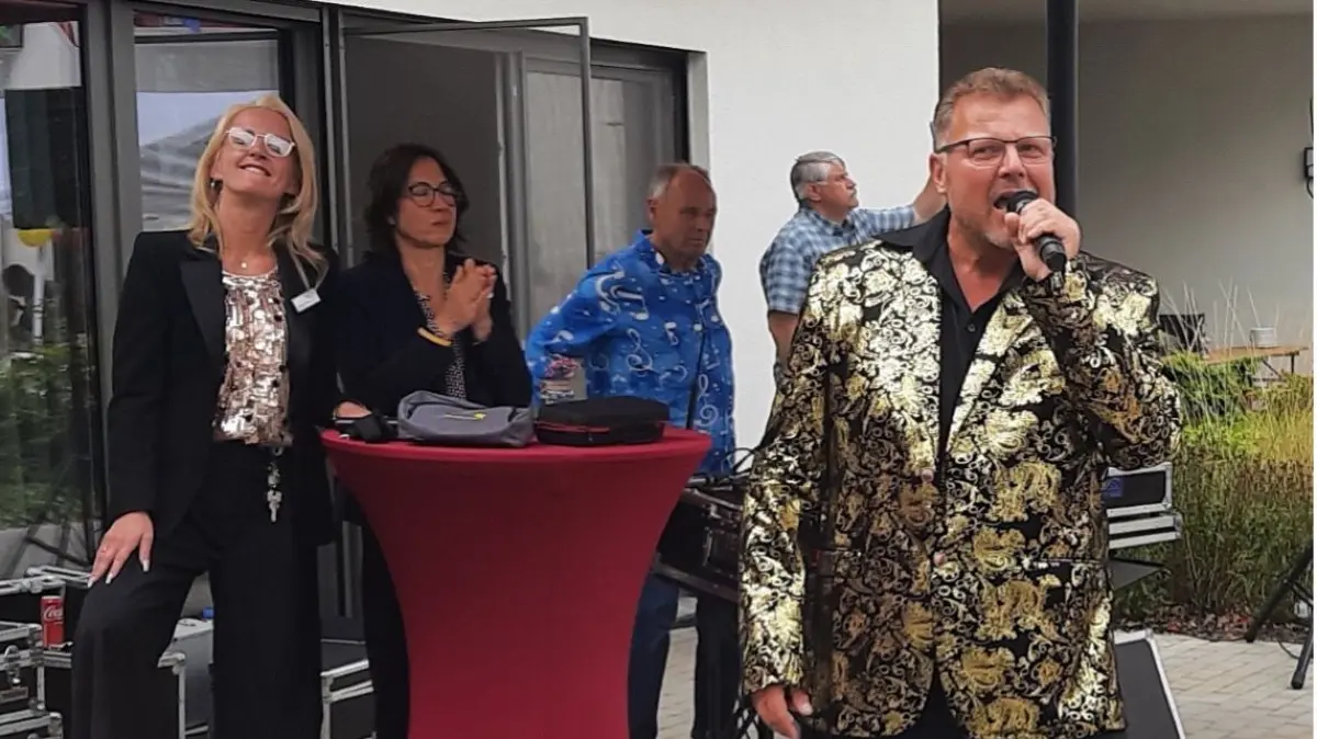 ProCurand-Mitarbeiter Jens Holzapfel begeisterte als Sänger und Moderator mit seinem eigenen Nordend-Song „Mein neues Zuhause“.