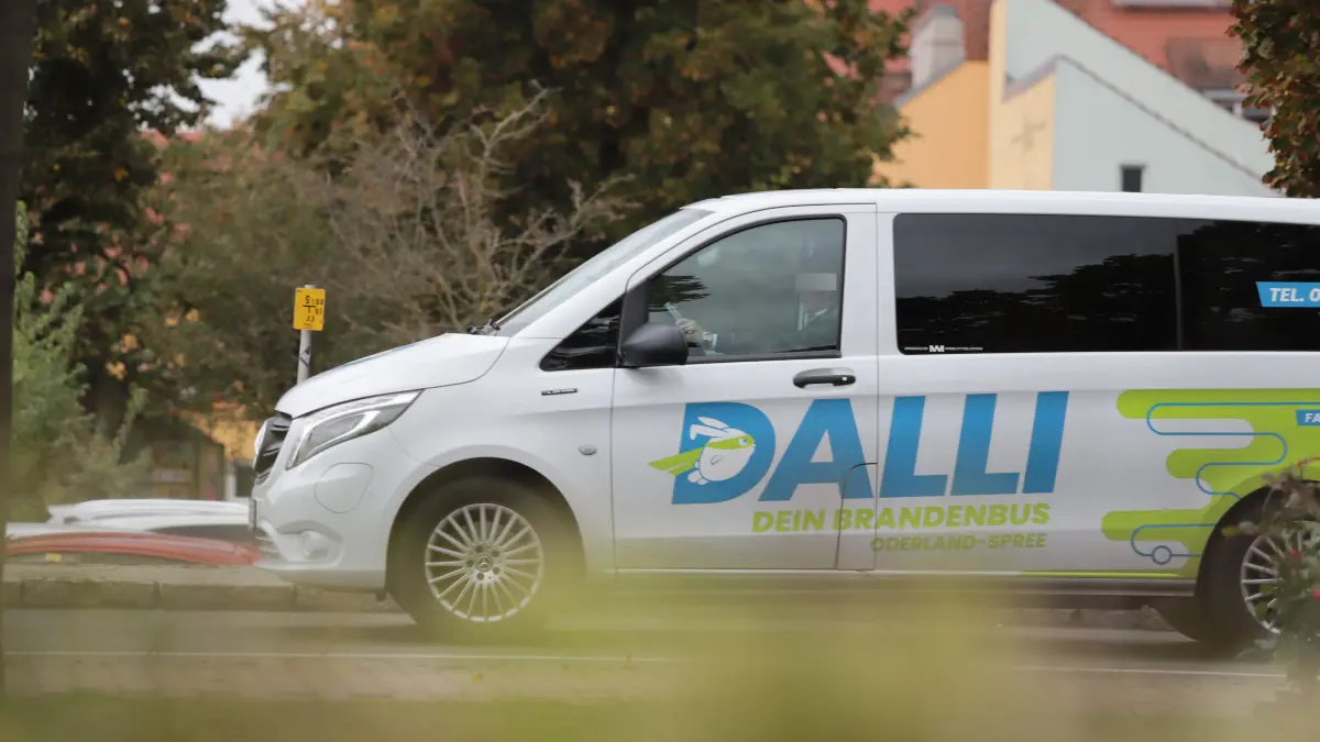 Der Rufbus Dalli unterwegs in Storkow. Mit dem Angebot schließt der Landkreis seit 2022 Lücken im Öffentlichen Personennahverkehr. Doch ohne Geld aus den Kommunen funktioniert der On-Demand-Verkehr nicht.