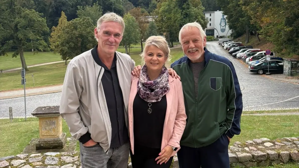 Frank Schmuck, Produzent bei der Firma Dokfilm, Kristina Schröder-Kolew, Verwaltungsleiterin der Fachklinik und Moorbad Bad Freienwalde GmbH sowie Schauspieler Frank Leo Schröder.