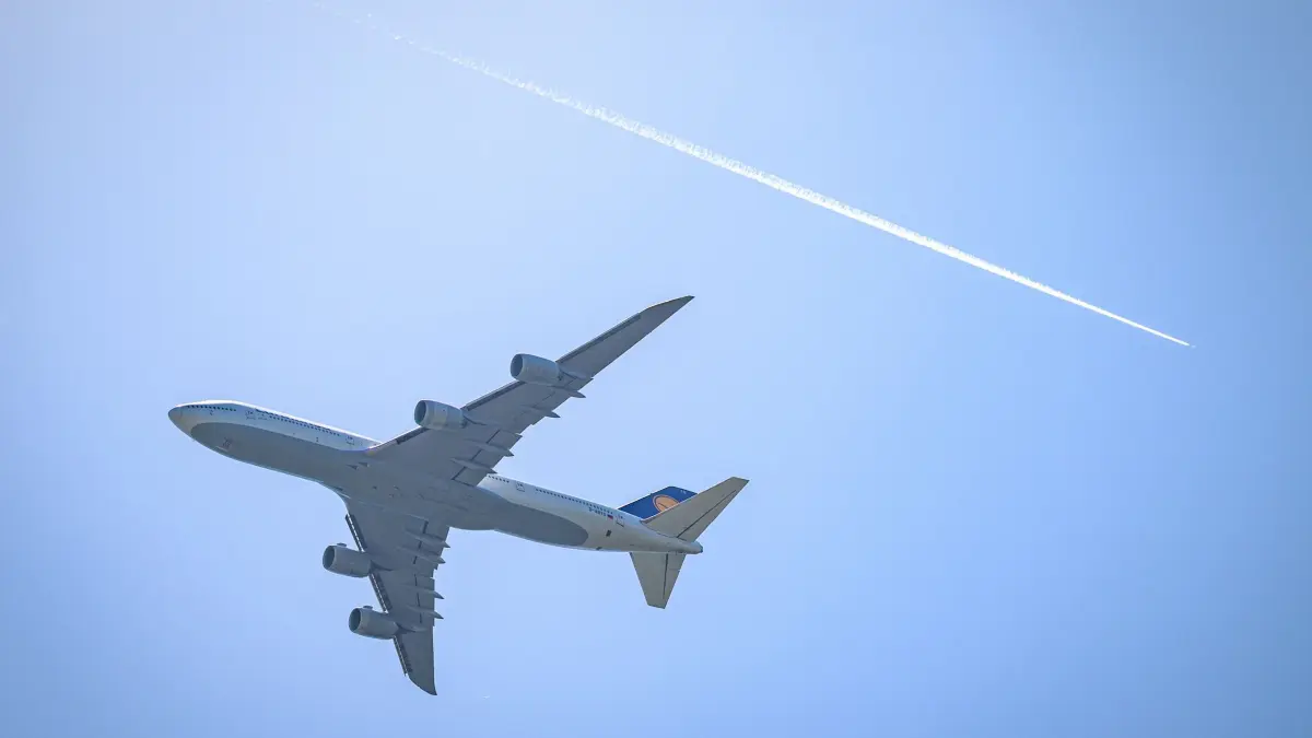Ein Flugzeug fliegt unterhalb eines Kondensstreifens: ARCHIV - Ein großer Kostenfaktor bei Pauschalreisen sind die Flüge - Flexibilität spart hier bares Geld. (zu dpa: «So sparen Reisende beim Pauschalurlaub») Foto: Hannes P Albert/dpa/dpa-mag - Honorarfrei nur für Bezieher des Dienstes dpa-Magazin +++ dpa-Magazin +++