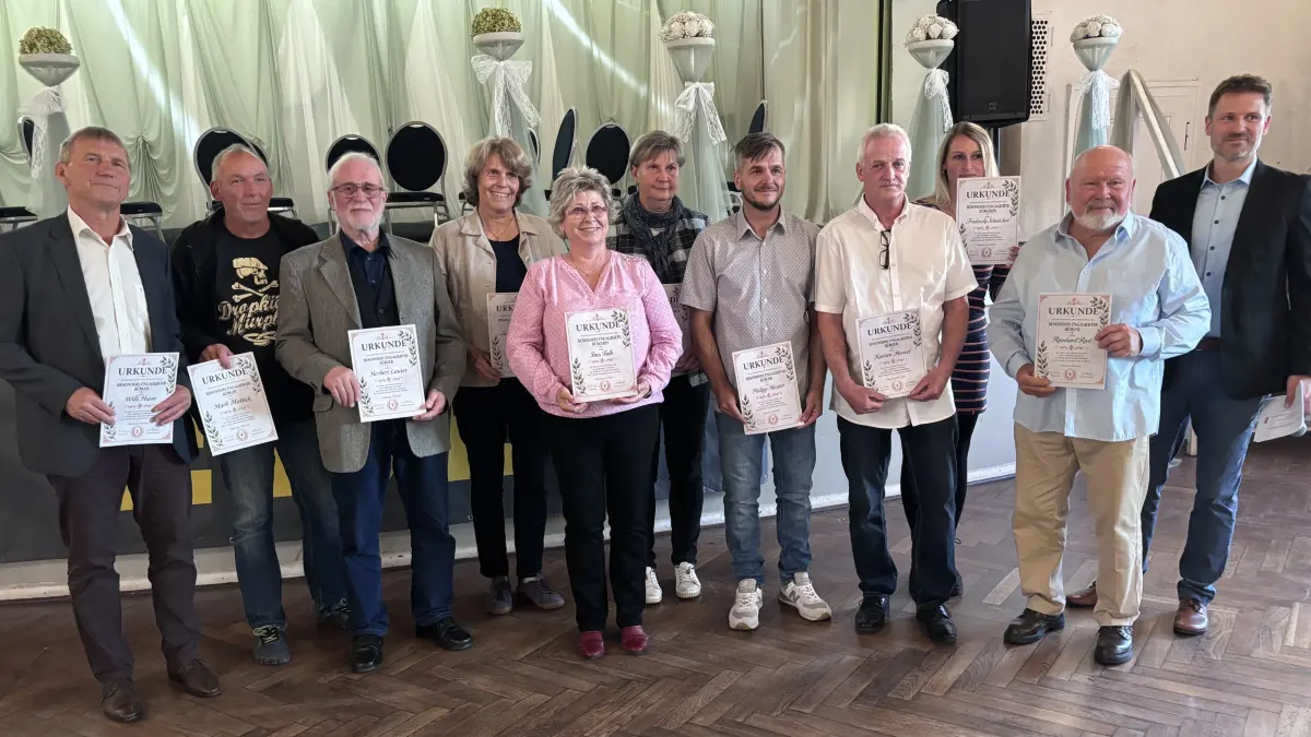 Falkenberg würdigt Ehrenamtliche: Willi Huwe, Mark Mattik, Susanne Altvater, Ines Falk, Birgit Thiel, Philipp Meister, Karsten Menzel, Lisa Pezenburg für ihre Schwester Friederike Schmückert und Reinhard Rast sowie Moderator Martin Kopp.