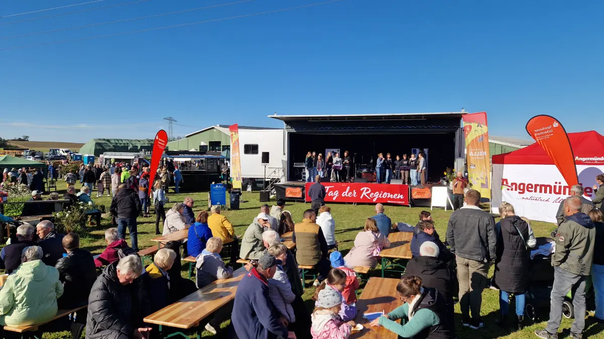 Der Regionalmarkt Uckermark findet zum 15. Mal statt, 2026 das erste Mal in Pinnow. Gäste können sich über regionale Produkte und ein abwechslungsreiches Programm freuen.