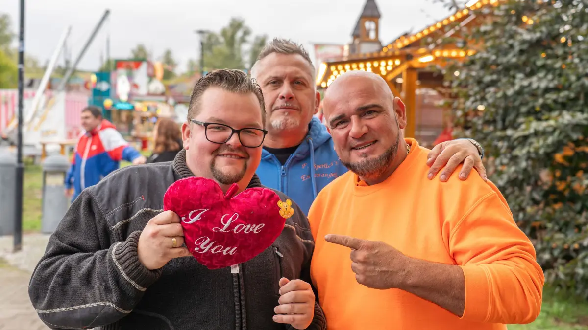 Inklusionstag zum Oktoberfest, : Schwedt, 25.09.2026: Schausteller mit Herz, das sind Joe Probst, Franz Sperlich und Steven Schmidt. In Schwedt begrüßen sie Menschen mit Beeinträchtigungen zum Oktoberfest.