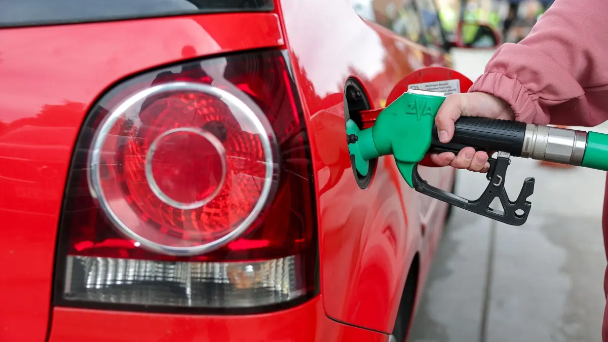 Tanken - Diesel: ARCHIV - 03.09.2026, Sachsen-Anhalt, Lutherstadt Eisleben: Eine Frau betankt einen VW Polo mit Super an einer Tankstelle in Eisleben. (zu dpa: «Nochmal Tankrabatt - Wann wird es billiger und wie viel?») Foto: Jan Woitas/dpa +++ dpa-Bildfunk +++