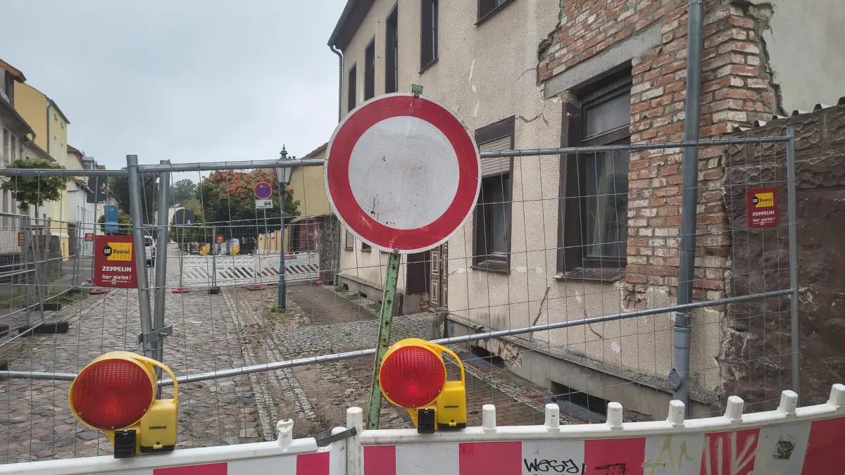 Fußgänger und Radfahrer kommen durch, für Autofahrer geht an der Angermünder Straße 41 jedoch nichts mehr. Das hat auch Auswirkungen auf die Müllentsorgung für Anwohner der Straße.