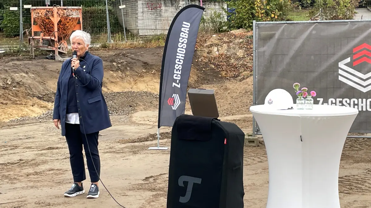 Die Bürgermeisterin von Königs Wusterhausen, Michaela Wiezorek, hält eine Rede. Sie freue sich über den neuen Ansatz im Bereich serielles Bauen.
