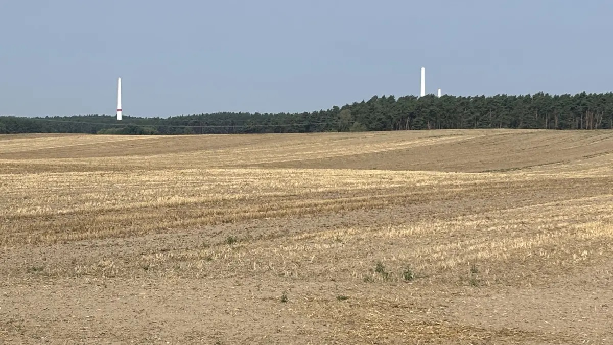 Die Betontürme für die Windräder stehen schon. Bei Diehlo soll noch ein Solarpark folgen, der dirket neben der neuen Ortsumgehung Eisenhüttenstadt/Neuzelle der B112 liegen wird.