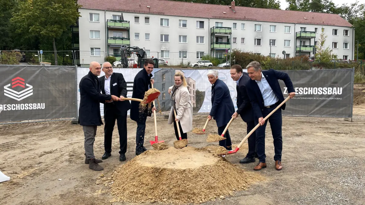 Spatenstich in Königs Wusterhausen: 18 Wohnungen sollen in Schnellbauweise entstehen. Im Herbst 2027 sollen die ersten Mieter einziehen. Es gibt bereits einen "Ankermieter".