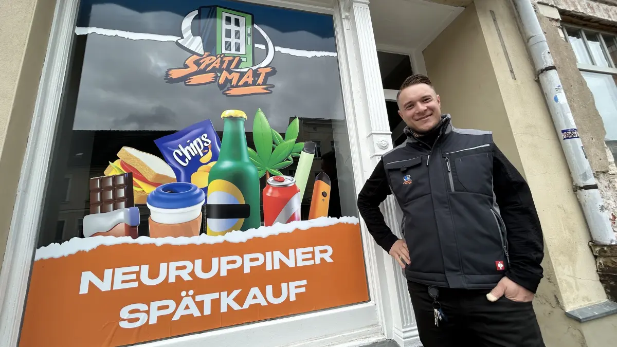 In der Karl-Marx-Straße 17 in Neuruppin öffnet ein neuer Automaten-Spätkauf. Till Rüdiger-Gottschalk von der Firma Spätimat aus der Prignitz berichtet, wie die Automaten funktionieren und was Kunden geboten wird.