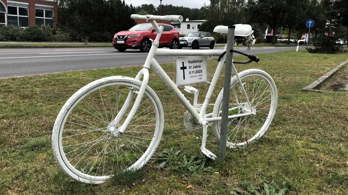 Müllrose. Aral-Tankstelle. Weißes Fahrrad, Geisterfahrrad des ADFC. Es erinnert an den Radsportler Reinhard Scheer, der hier am 05.11.2025 bei einem Verkehrsunfall von einem Auto erfasst und lebensgefährlich verletzt worden war und am 08.11.2025 verstorben war. Foto vom 25.09.2026. Foto: Frank Groneberg