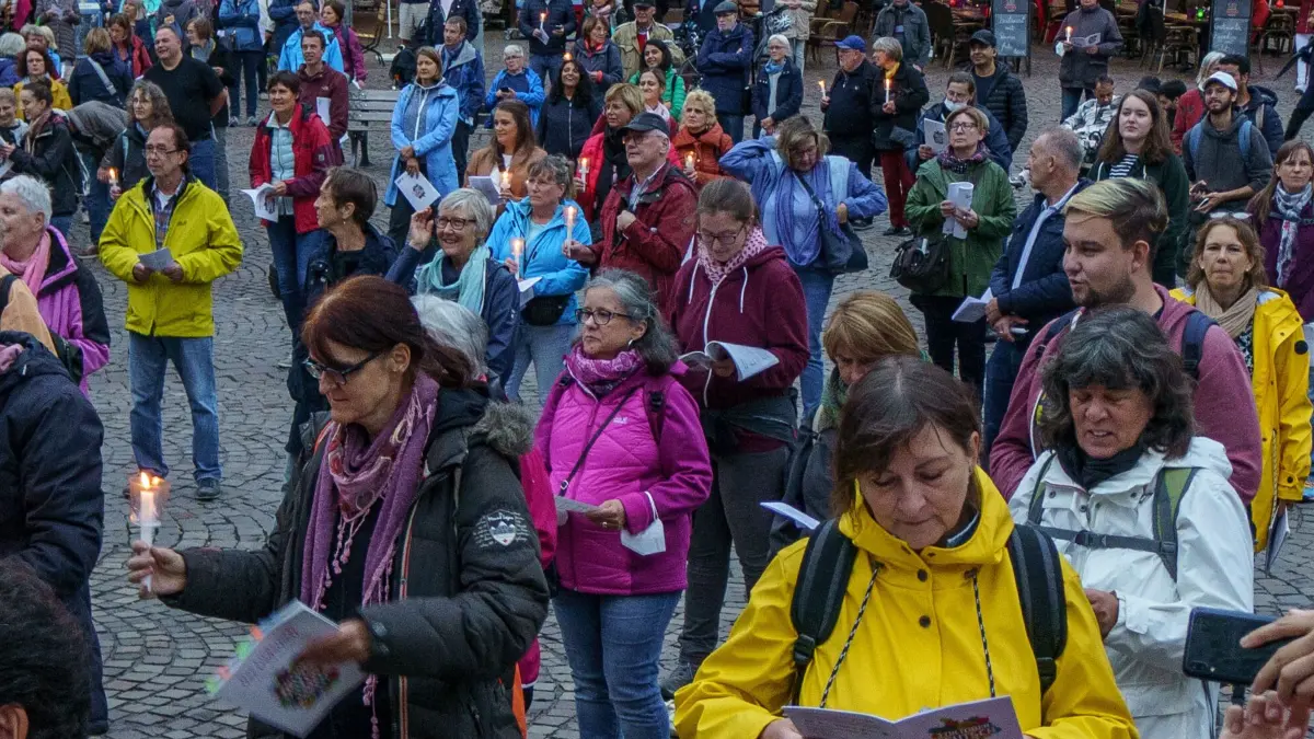 Am Tag der Deutschen Einheit stehen abends Menschen auf dem Römerberg und singen. Die Initiative „3. Oktober – Deutschland singt“ hatte alle Generationen und Kulturen zum Feiern, Singen und Mitsummen eingeladen. +++ dpa-Bildfunk +++