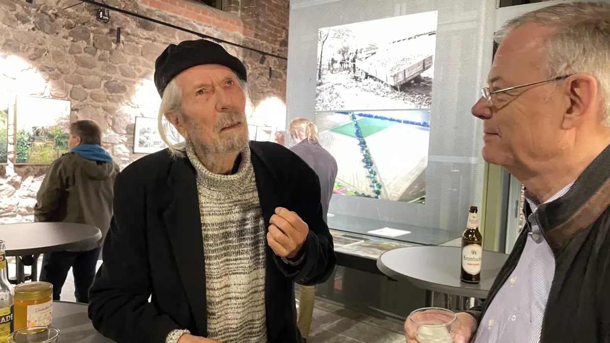 Fasziniert von den Menschen im Oderbruch: Der Maler Manfred Neumann, hier im Gespräch mit dem Historiker Reinhard Schmook aus Bad Freienwalde, hat in den 1980er Jahren Menschen rund um Golzow gezeichnet.