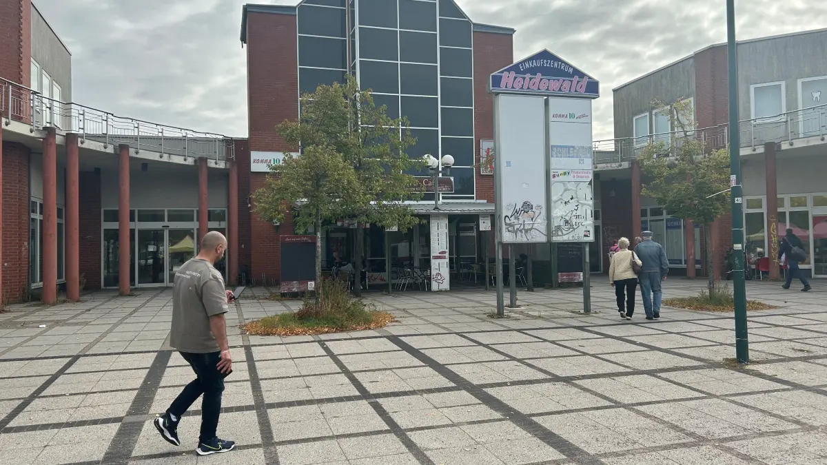 Bummelmeile mit Zukunft? Für das Einkaufszentrum Heidewald im Brandenburgischen Viertel von Eberswalde wird ein wichtiger Vertragsabschluss gemeldet. Bisher ist die Ladenzeile eher von Verfall und Leerstand gekennzeichnet.
