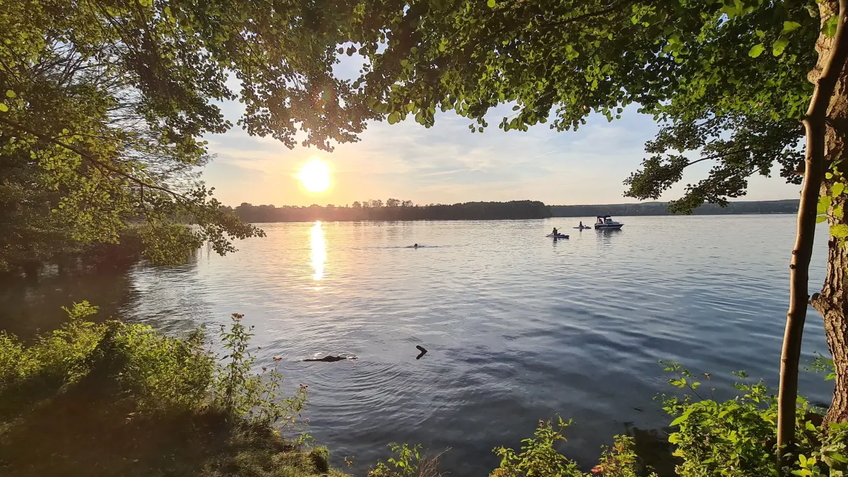 Sonnenuntergang in Bad Saarow am Scharmützelsee. Mehr als 130.000 Gäste zieht es jedes Jahr in den Kurort. Wie viel Geld lassen sie da?