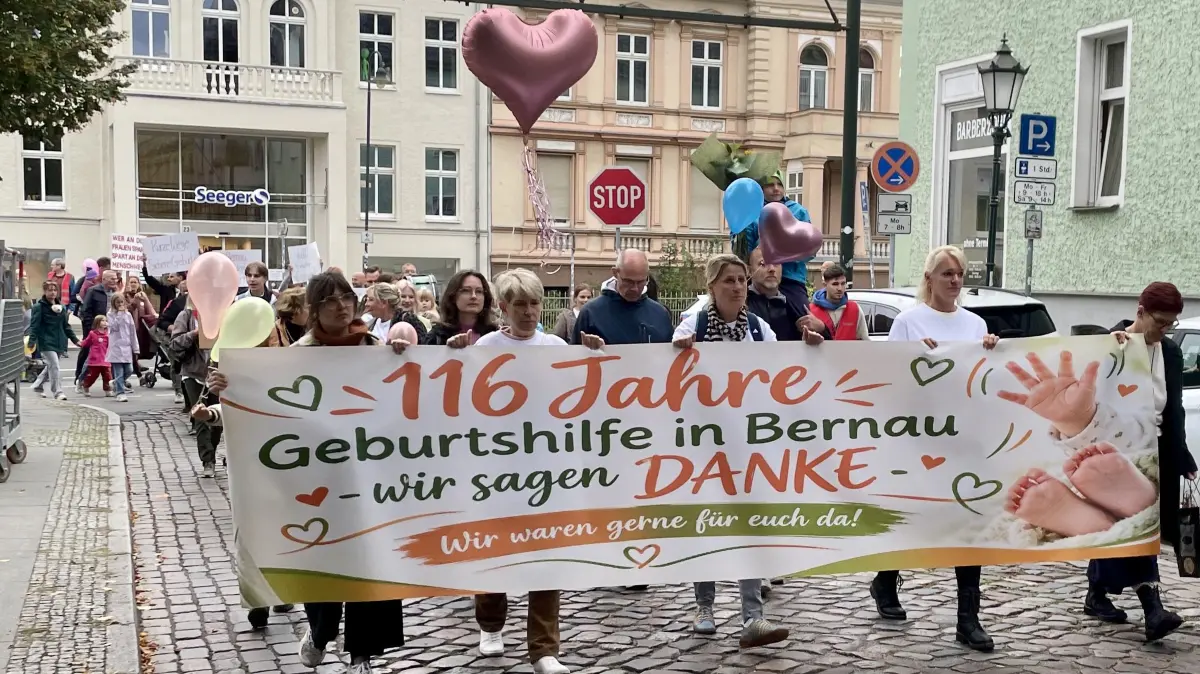 116 Jahre Geburtshilfe ziehen durch Bernau: Hebammen, Eltern und Unterstützer tragen ihren Dank und ihren Protest vom Bahnhof bis zum Klinikum.