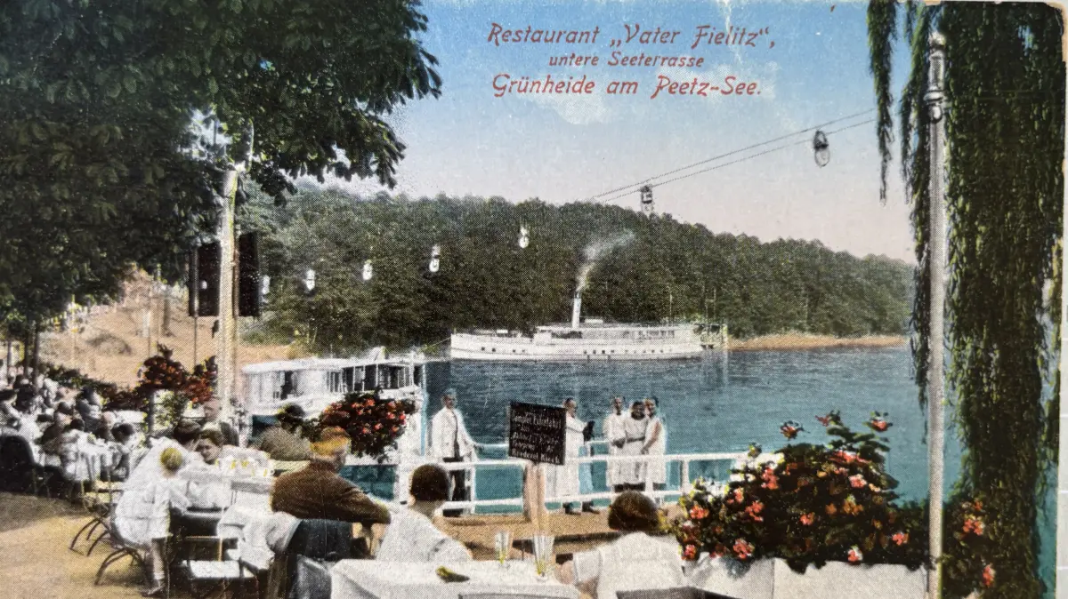Die Seeterrasse des "Vater Fielitz" am Grünheider Peetzsee auf einer alten Postkarte.