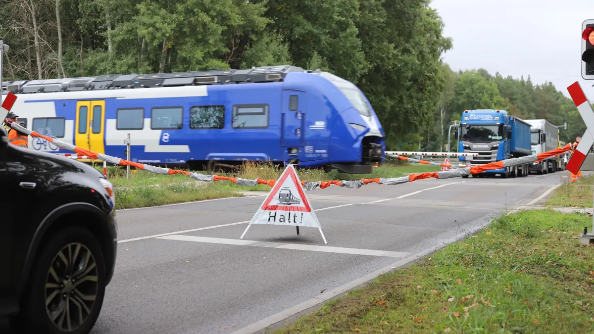 Per Hand wird derzeit der Bahnübergang der RB35 in Fürstenwalde, Lindenstraße, geregelt.