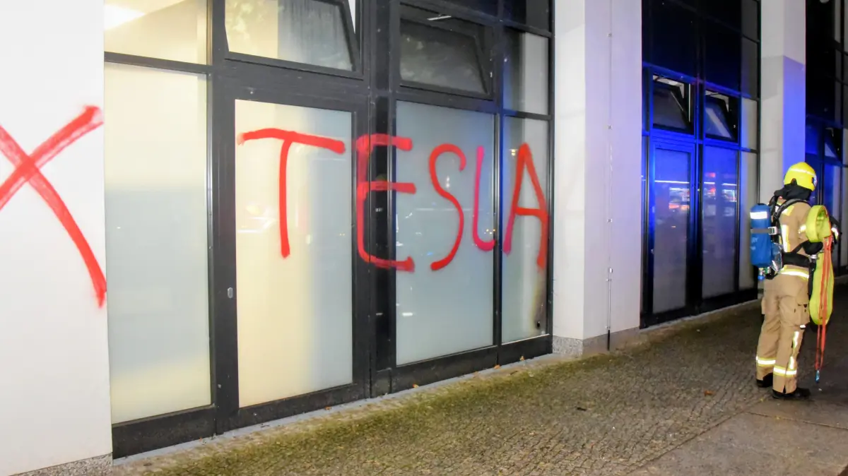 Brand in Berlin: In Rummelsburg wurde ein Bürogebäude attackiert. Auch Tesla soll dort Arbeitsplätze haben.