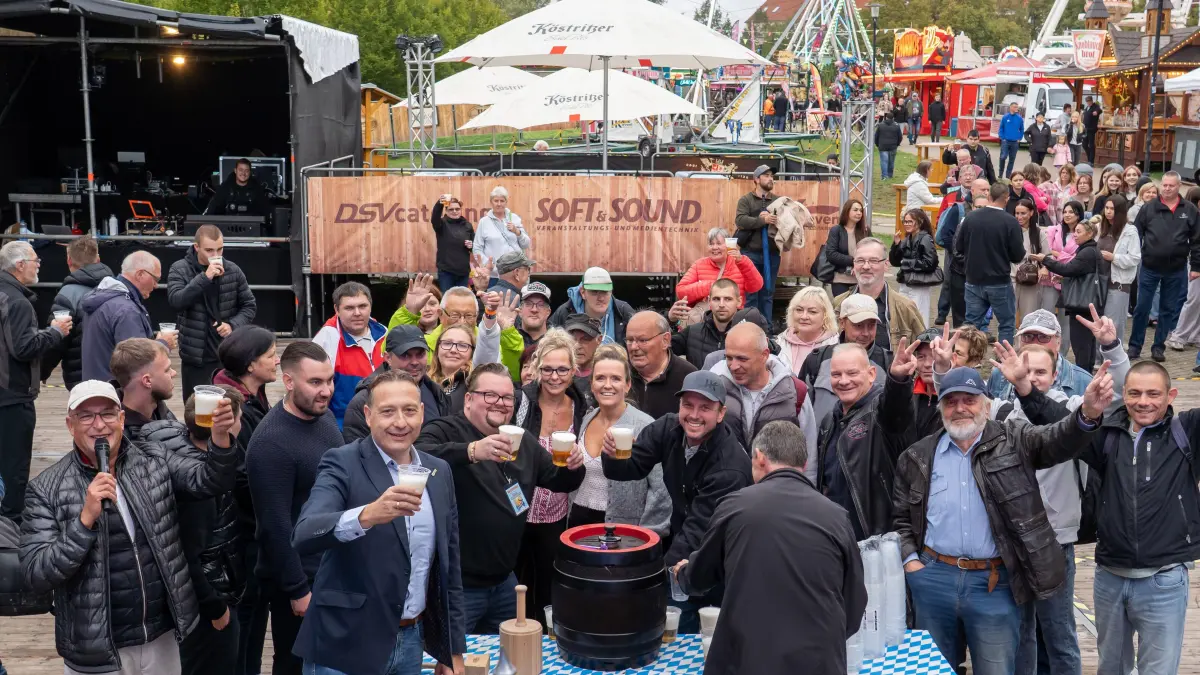 Oktoberfest Schwedt: Schwedt, 25.09.2026: Mit dem traditionellen Fassbieranstich durch Vize-Bürgermeister Silvio Moritz wurde das Schwedter Oktoberfest offiziell eröffnet. Das Freibier aus dem 30-Liter-Fass fand reißenden Absatz.