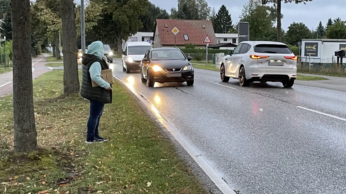 Berliner Straße in Oranienburg auf Höhe von Bäckerei Grünlers, Anwohner fordern Querungshilfe, mehr Sicherheit für Kinder und Senioren, Politik lehnt ab, will aber Dialogdisplays installieren