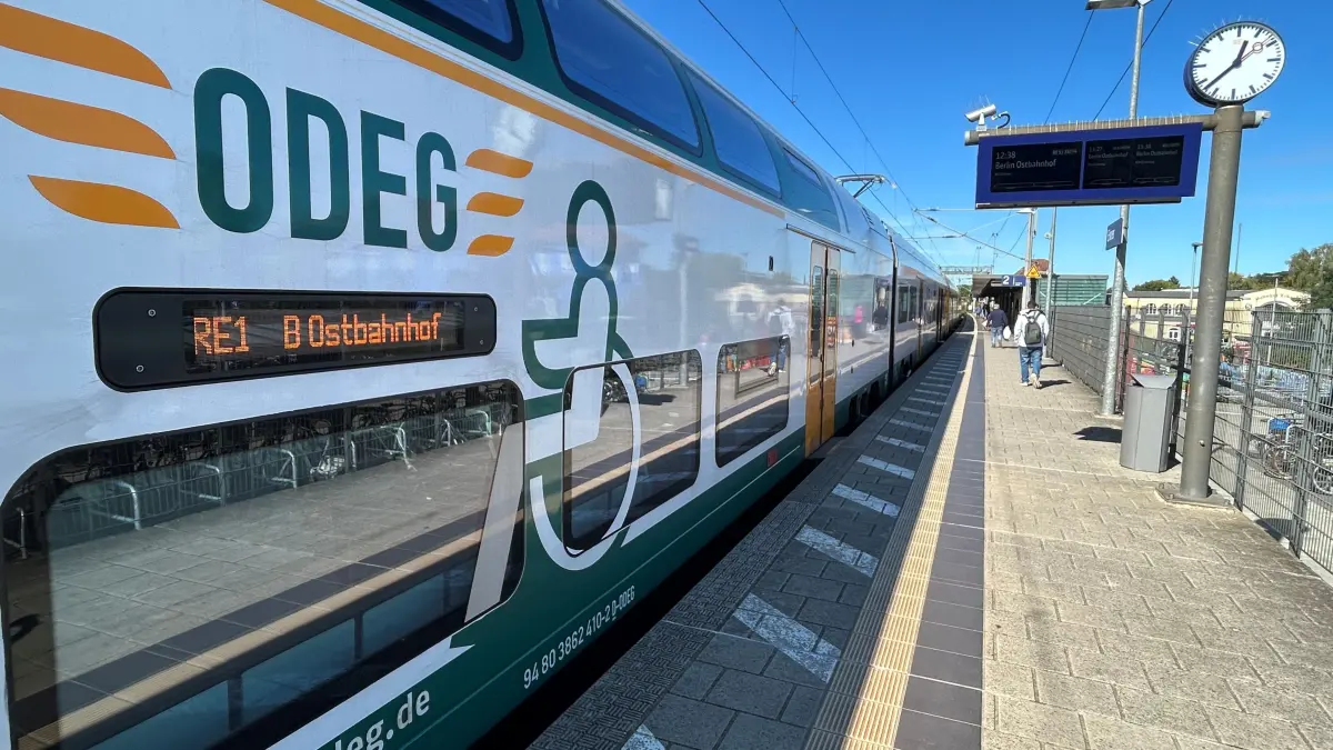 Ausfall: Ein RE1 der Odeg am Bahnhof Erkner auf dem Weg nach Berlin. Pendler und Reisende müssen sich auf der Strecke erneut auf Einschränkungen einstellen.