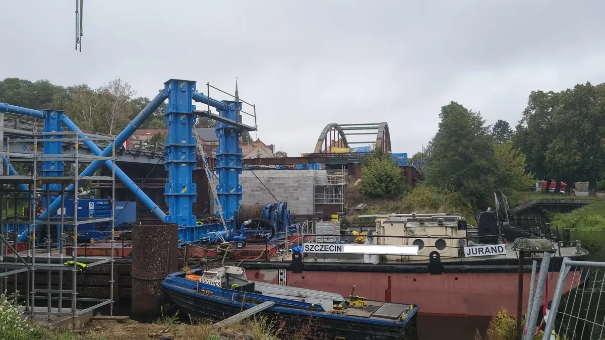 Der Ponton für den Brückeneinschub an der B158 in Oderberg am Freitagvormittag (25. September). Er ist ein Zeichen dafür, dass der Einschub der neuen Brücke bevorsteht.